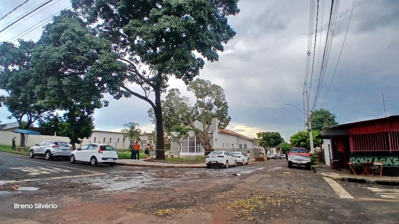 Foto 3 de 3 — Árvore gigante cai em cima de igreja no Jardim Santa Lúcia em Araraquara